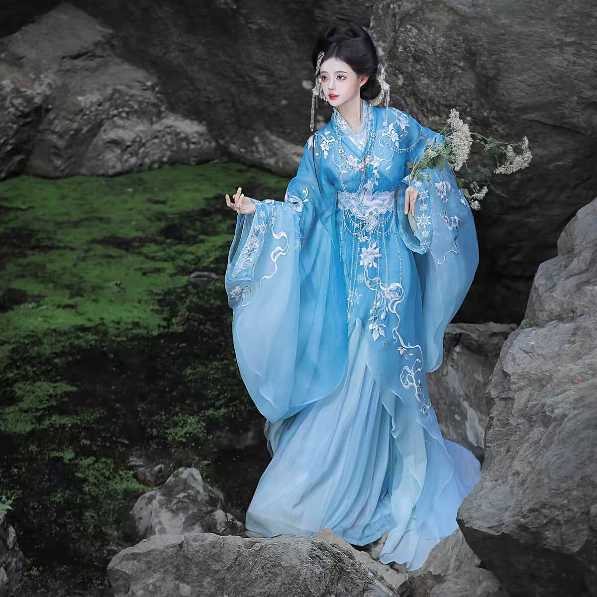 White Cheongsam Children:The Elegance of Traditional Chinese Dress White Cheongsam Children:The Elegance of Traditional Chinese Dress