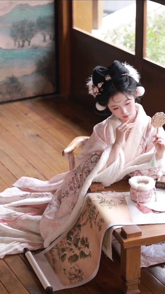 The Enigma of a Green Cheongsam Woman:Embracing the Subtle Charm of a Light Green Elegance The Enigma of a Green Cheongsam Woman:Embracing the Subtle Charm of a Light Green Elegance