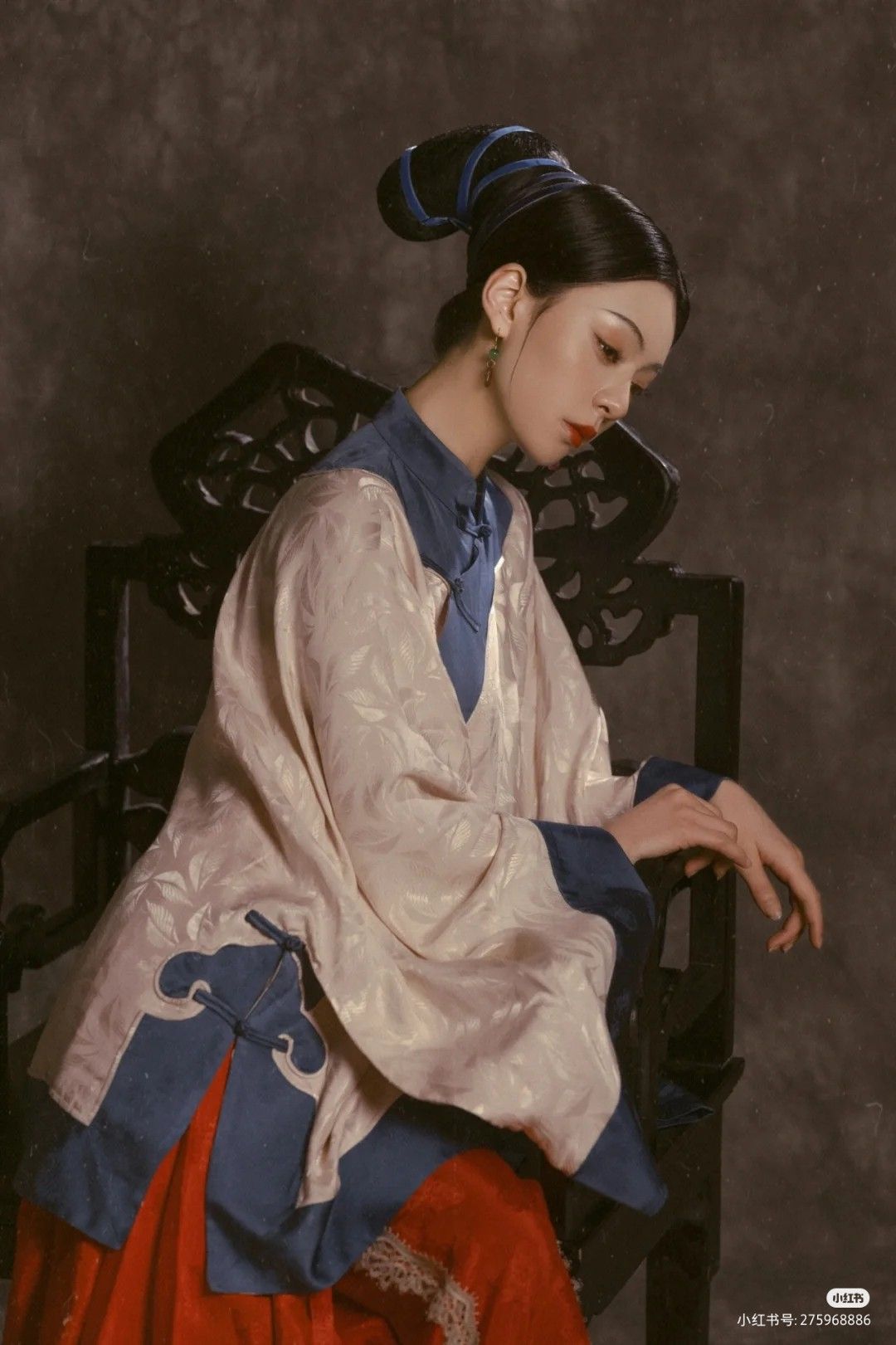 Ethereal Beauty in Ancient Costumes:The Enchanting Grace of a Woman in Traditional Chinese Attire Ethereal Beauty in Ancient Costumes:The Enchanting Grace of a Woman in Traditional Chinese Attire