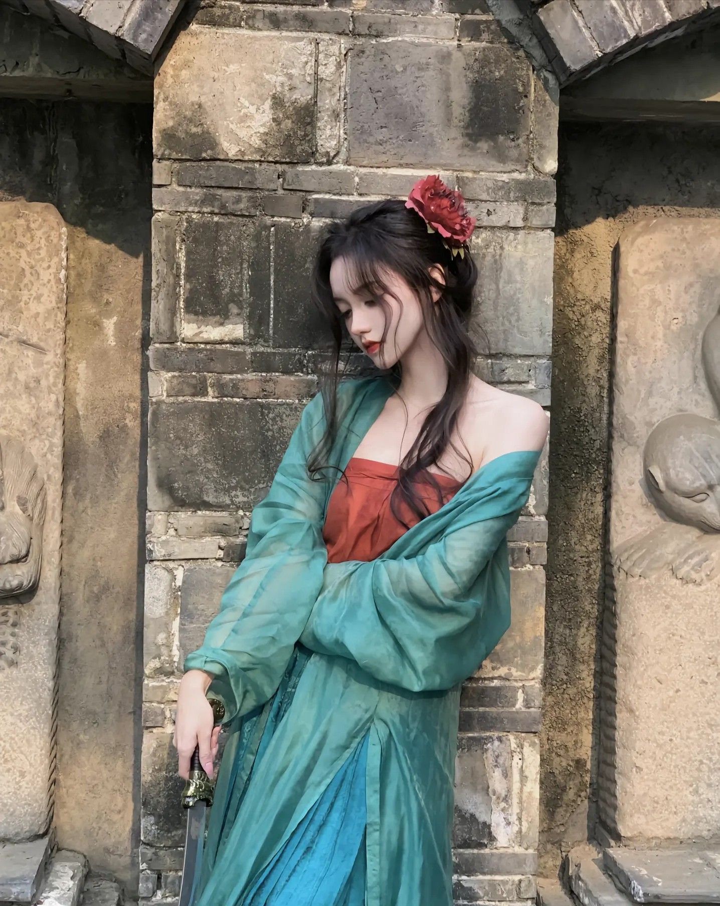 Elegant Golden Silk Cheongsam A Showcase of High-End Quality and Grace Elegant Golden Silk Cheongsam A Showcase of High-End Quality and Grace