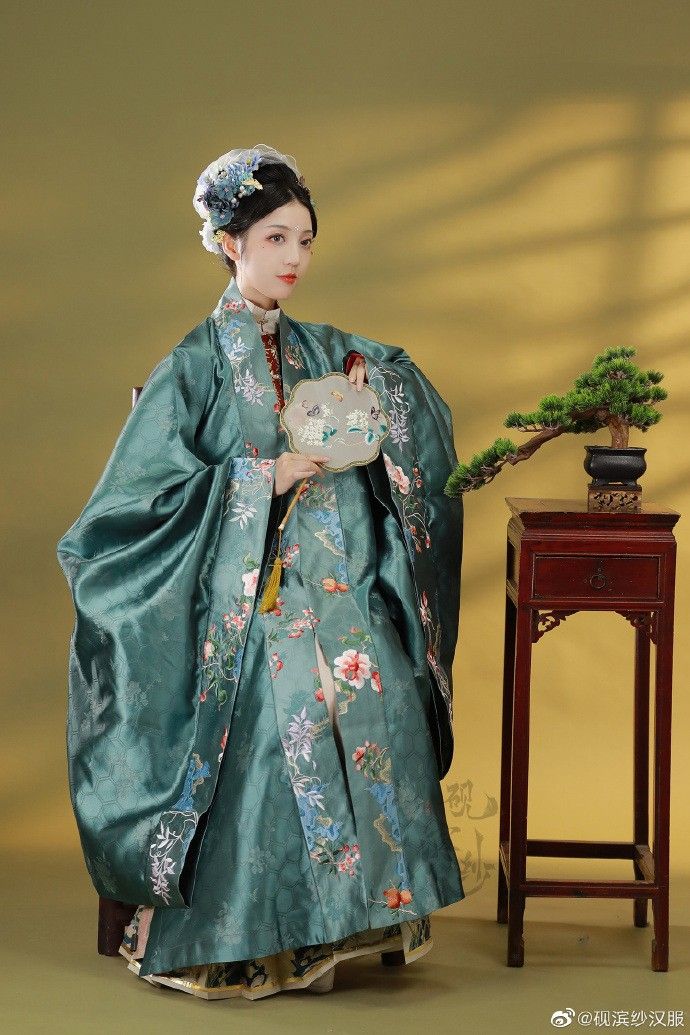 Embracing the Elegance of Black Dance Cheongsam Embracing the Elegance of Black Dance Cheongsam