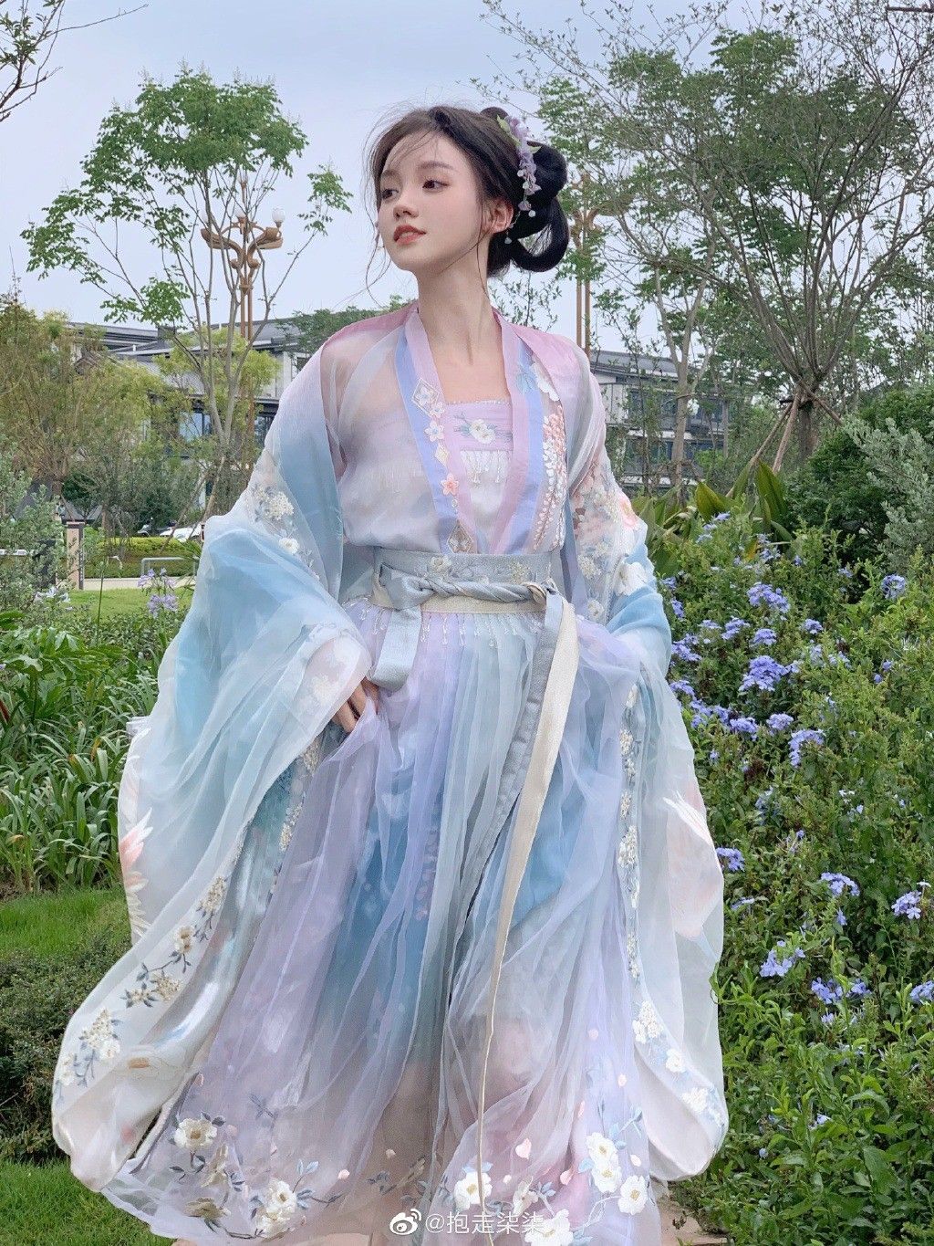 Embracing Modernity in a Loose-Fit Cheongsam:The Evolution of Traditional Elegance Embracing Modernity in a Loose-Fit Cheongsam:The Evolution of Traditional Elegance