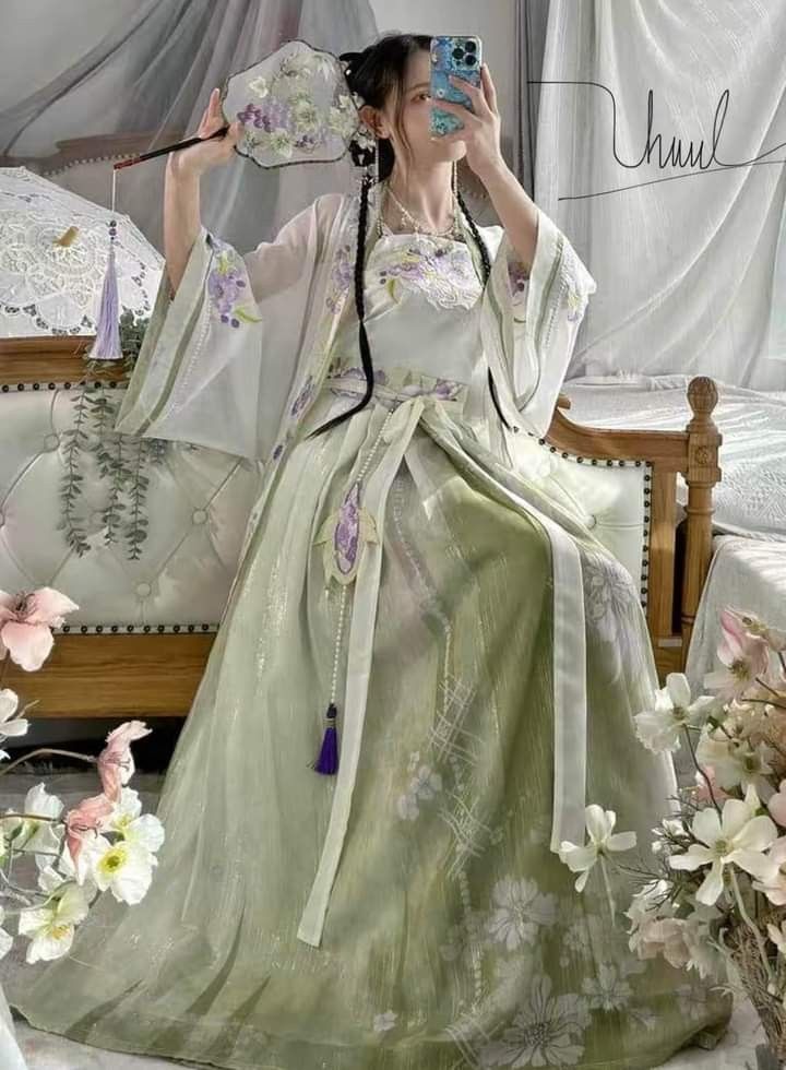Dajis Hanfu Fashion:Exploring the Traditional Beauty of Chinese Costume in Elementary School Dajis Hanfu Fashion:Exploring the Traditional Beauty of Chinese Costume in Elementary School