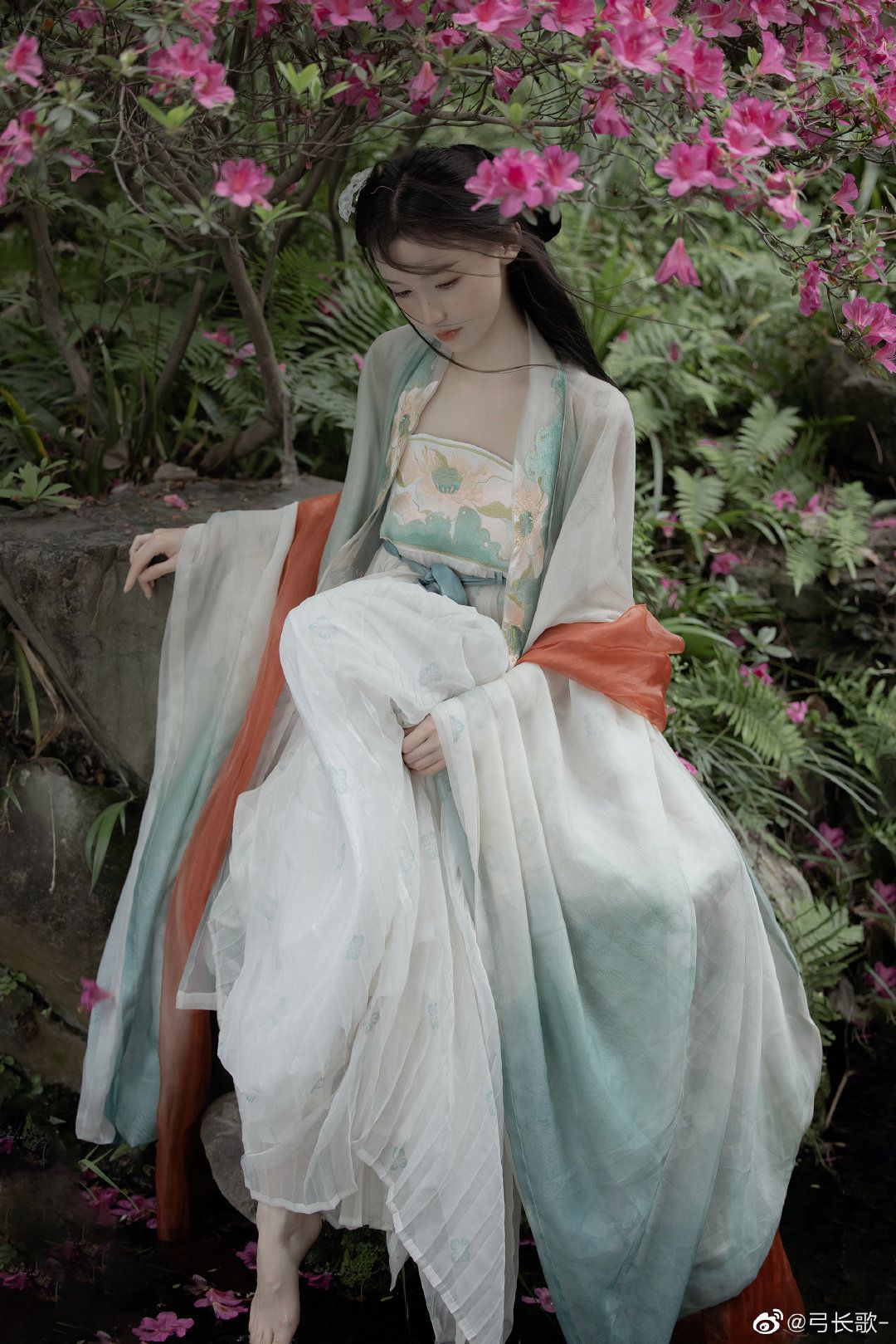 Wang Zhaojuns Hanfu Costume:The Splendor of Chuang Jian Wang Zhaojuns Hanfu Costume:The Splendor of Chuang Jian