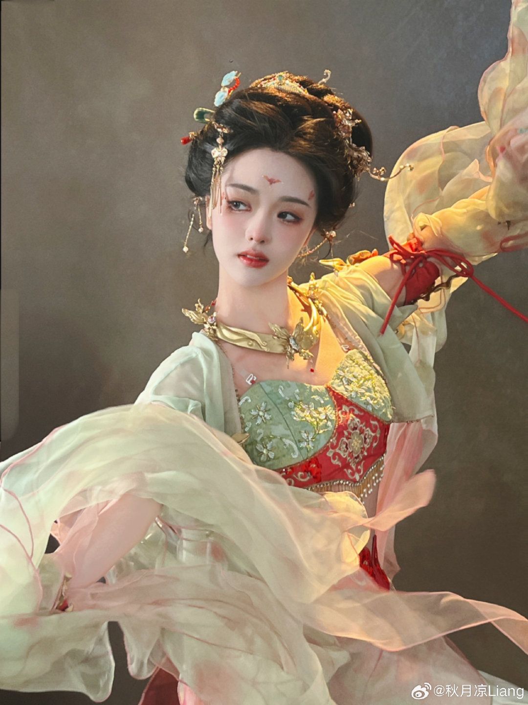 The Dominating Charm of Dark Hanfu:An Exploration of its Essence The Dominating Charm of Dark Hanfu:An Exploration of its Essence