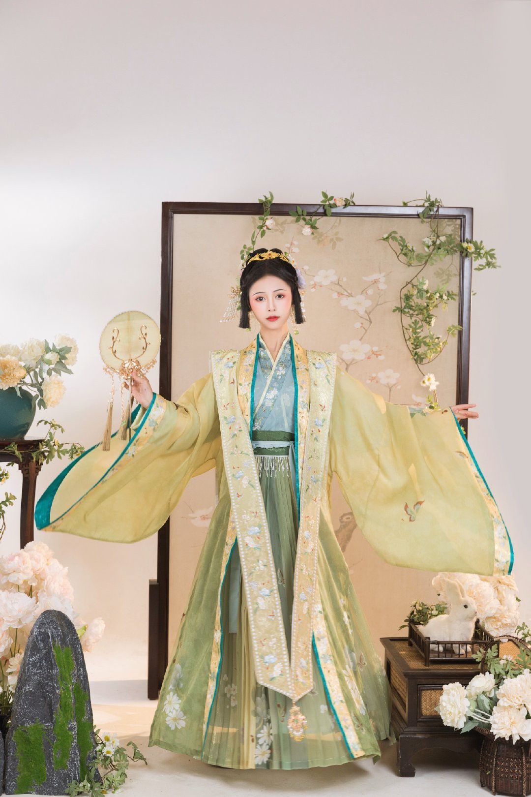The Enchanting Beauty of Traditional Chinese Hanfu Round Fans The Enchanting Beauty of Traditional Chinese Hanfu Round Fans