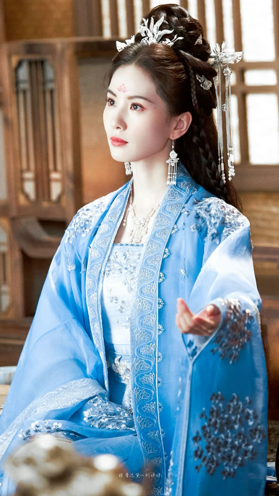 Winter Coats to Pair with Qipao:A Guide to Traditional Elegance Winter Coats to Pair with Qipao:A Guide to Traditional Elegance