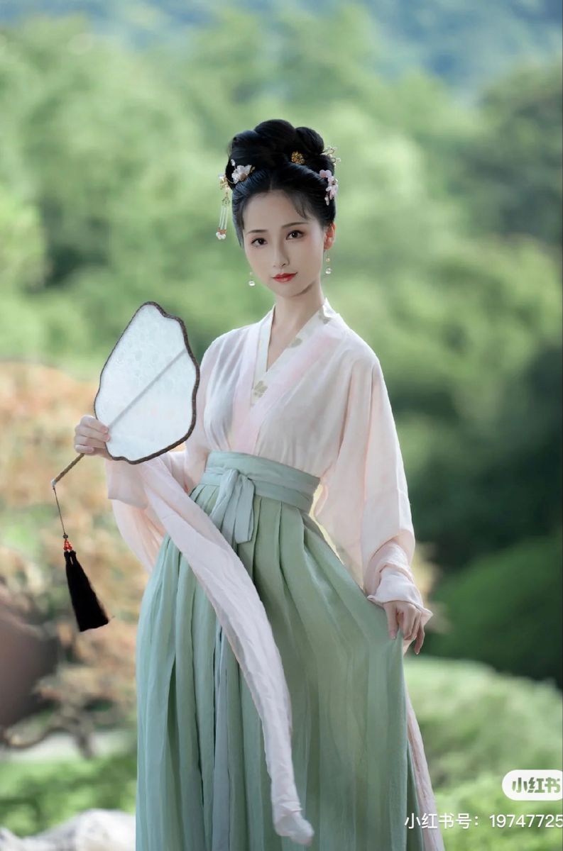 The Art of Pairing a Red Cheongsam with a Shawl:Fashionable Harmony in Eastern Elegance The Art of Pairing a Red Cheongsam with a Shawl:Fashionable Harmony in Eastern Elegance