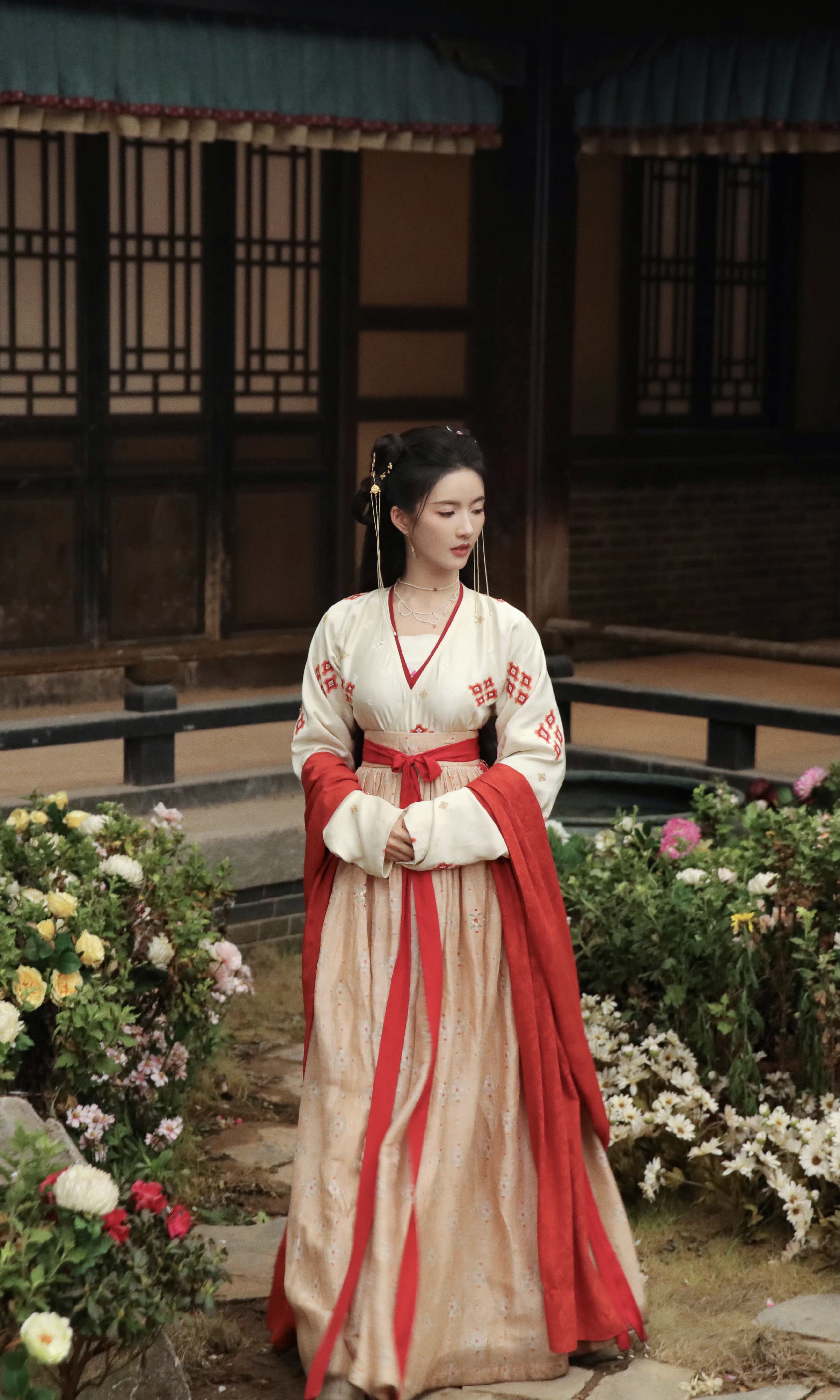Exploring the Charm of Chen Dulings Ming-Style Hanfu Fashion Exploring the Charm of Chen Dulings Ming-Style Hanfu Fashion