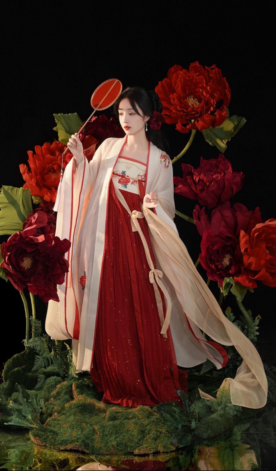 Reinventing the Low-Cut Cheongsam:A Modern Perspective Reinventing the Low-Cut Cheongsam:A Modern Perspective