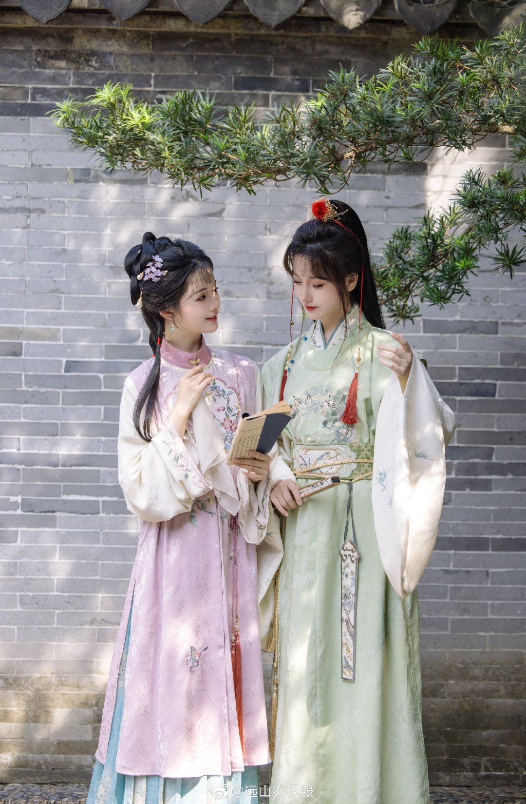 Engagement in Autumn Winter:The Cheongsams Charm Engagement in Autumn Winter:The Cheongsams Charm