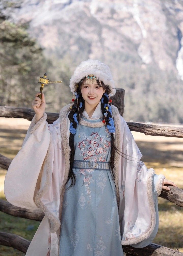 Blooming Banquets:An Original Tale of Hanfu,the Traditional Chinese Clothing Blooming Banquets:An Original Tale of Hanfu,the Traditional Chinese Clothing