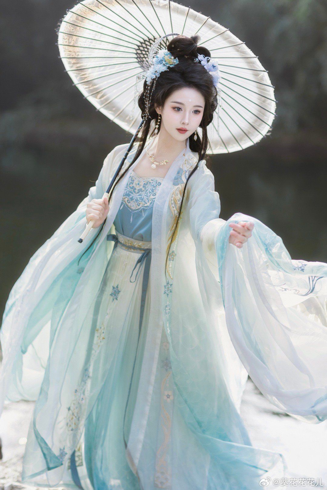 Ancient Elegance Revived:The Revival of Adult Hanfu Costumes