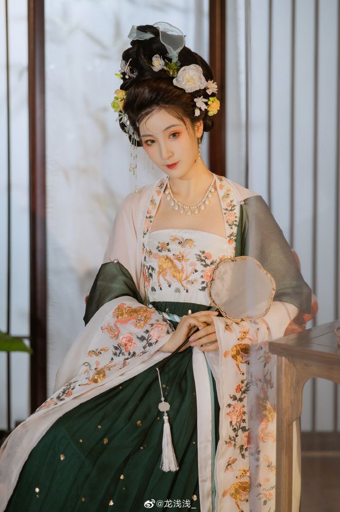 Youthful Cheongsam Style with Low Slit Youthful Cheongsam Style with Low Slit