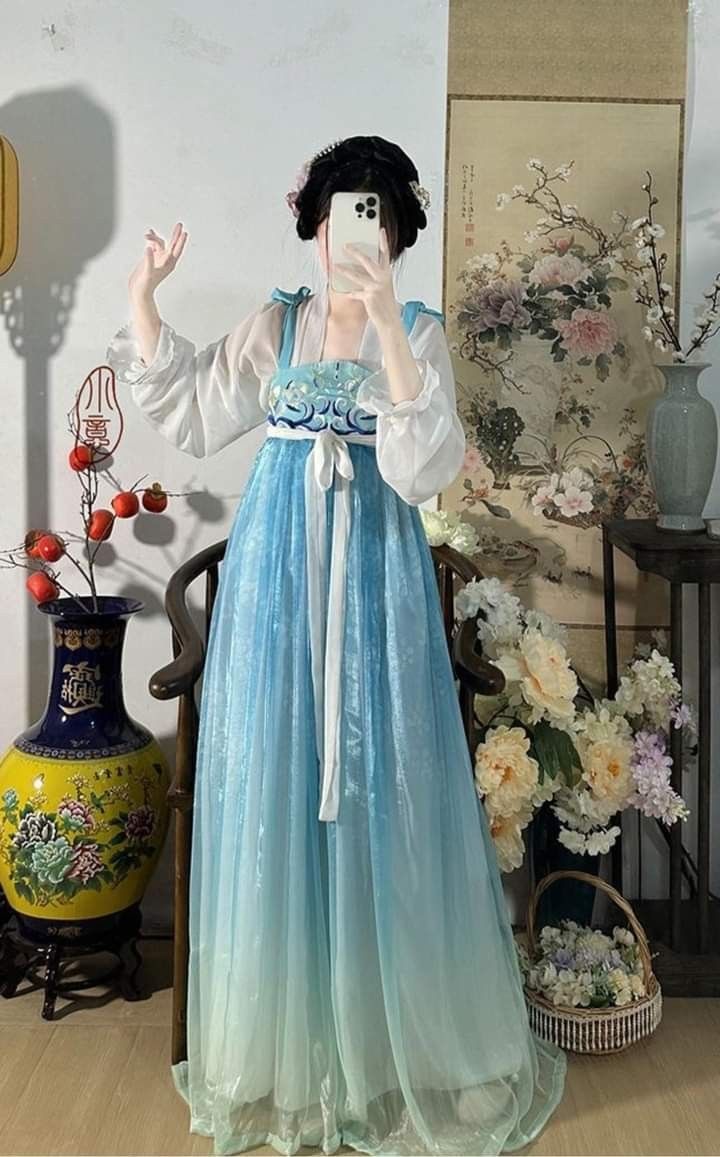 Fashionable Girls Traditional Chinese Horseface Skirt for 2024:A Blend of Classics and Modernity Fashionable Girls Traditional Chinese Horseface Skirt for 2024:A Blend of Classics and Modernity