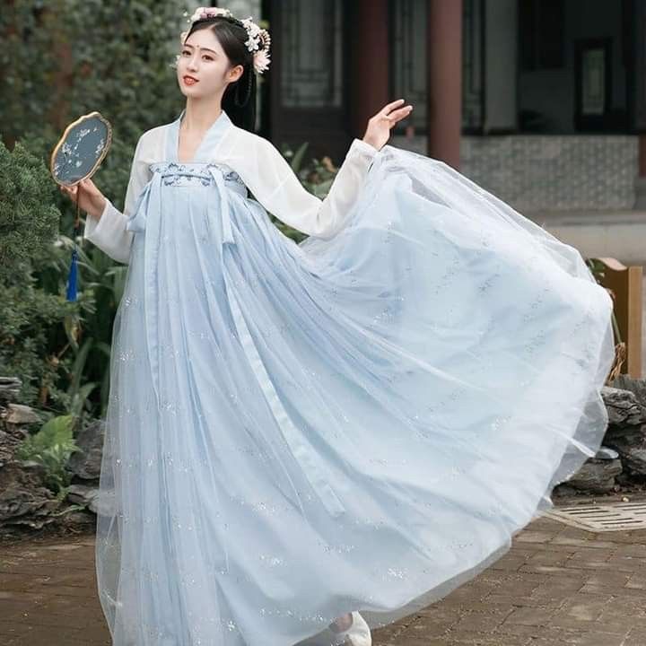 The Dominating Empress in Dark Red Hanfu:A Tale of Power and Mystery The Dominating Empress in Dark Red Hanfu:A Tale of Power and Mystery