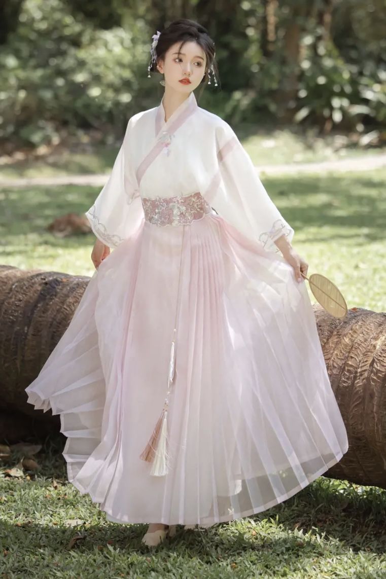 The Controversy Surrounding the Cheongsam Border:A Cultural Exploration The Controversy Surrounding the Cheongsam Border:A Cultural Exploration