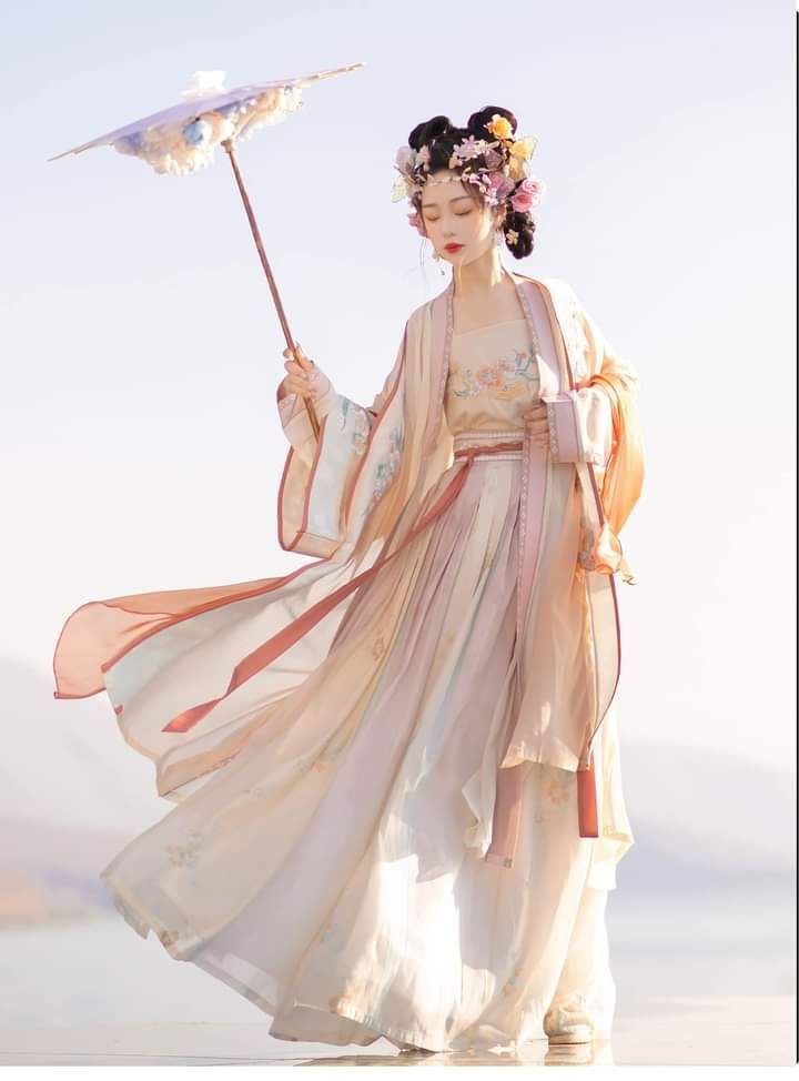 Reinventing the Cheongsam:A Summer Edition for Modern Women Reinventing the Cheongsam:A Summer Edition for Modern Women