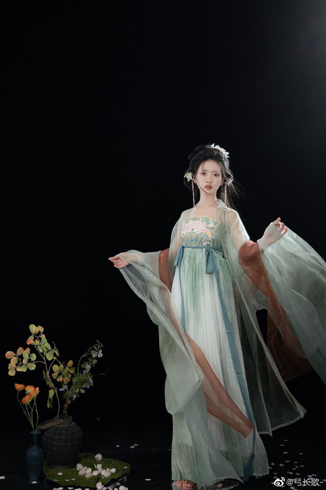 Dress to Impress:The Traditional Cheongsam for Petite Figures Dress to Impress:The Traditional Cheongsam for Petite Figures