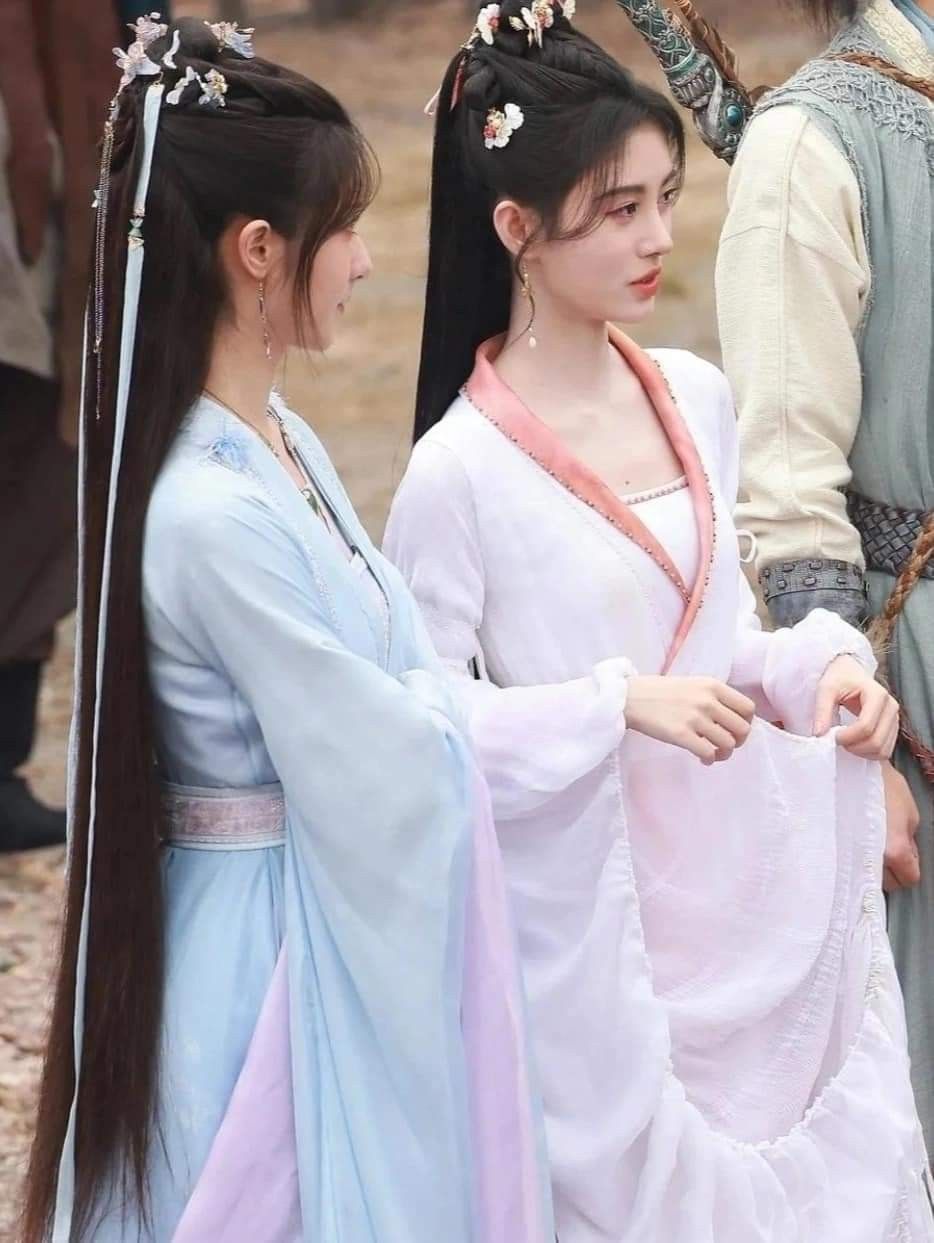 Elegant Summer Hanfu Costumes for Women:The Charm of Waist-Length Robes