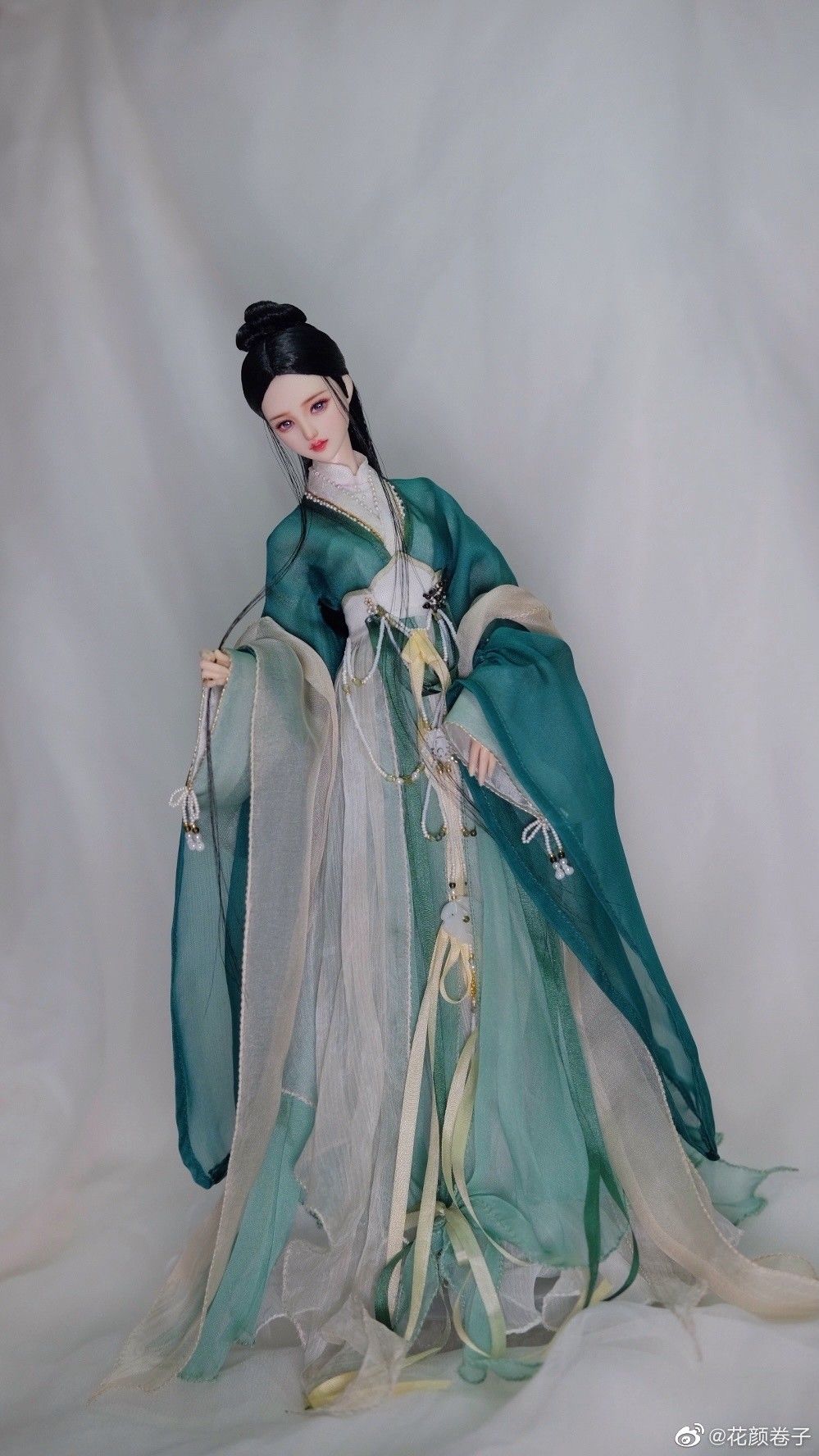 The Dominant Coolness of a Hanfu-Clad Woman