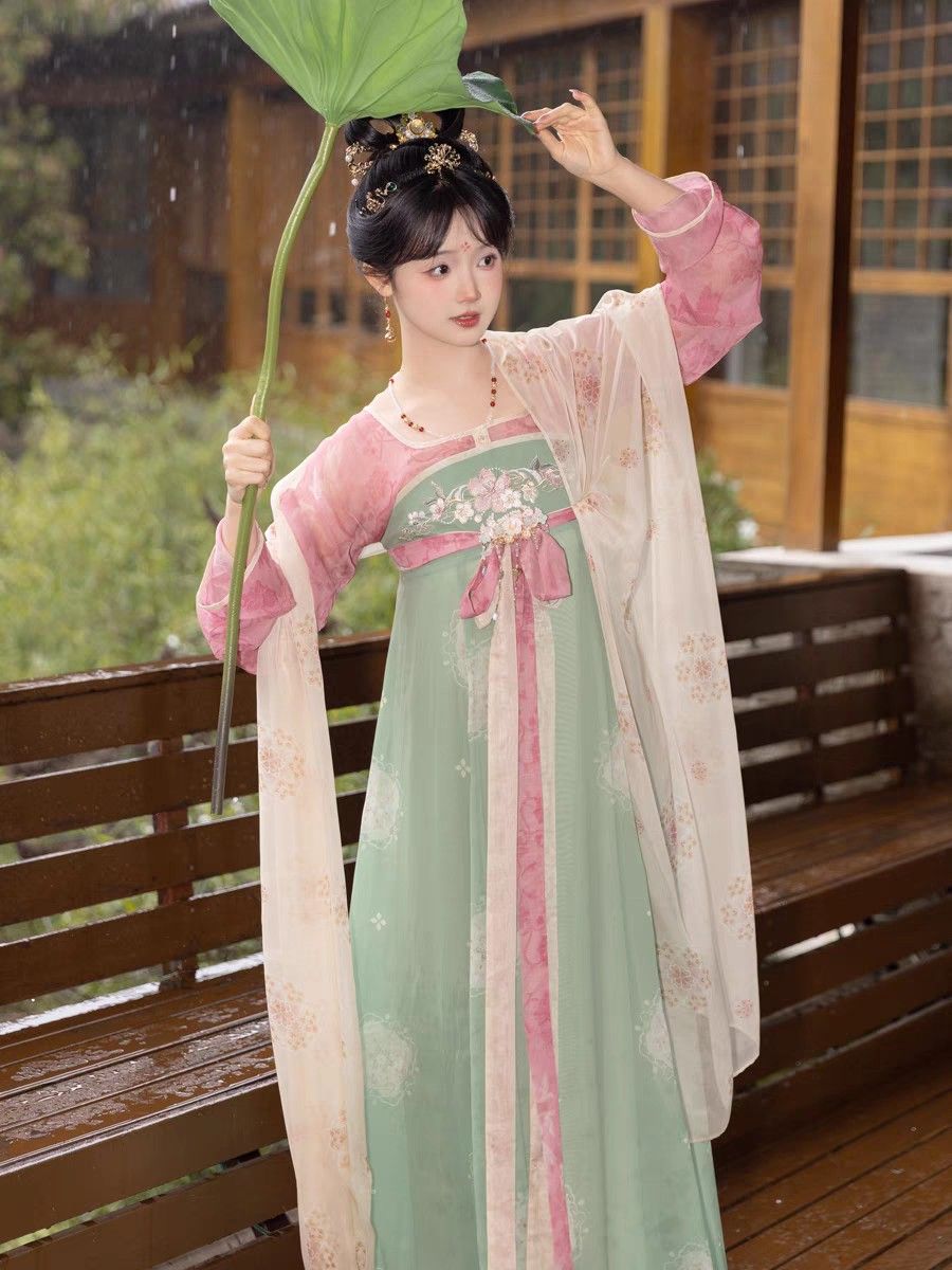 Classic Chinese Cheongsam:The Art of Traditional Flat-Cut and Full-Opening Jacket Classic Chinese Cheongsam:The Art of Traditional Flat-Cut and Full-Opening Jacket