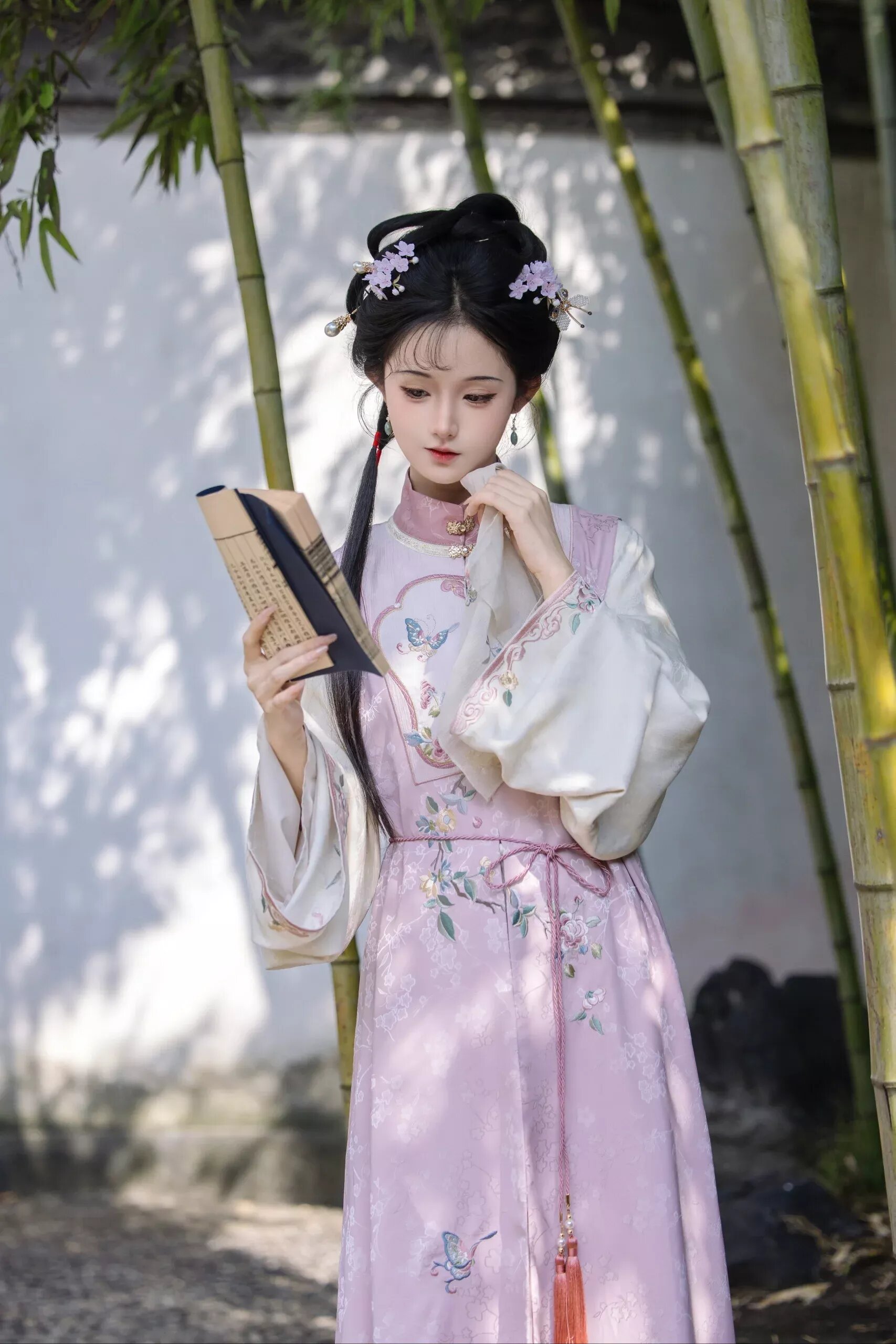 Elegant Dreams in a Cheongsams Embrace:The Art of Xiuse Mendance Qipao Elegant Dreams in a Cheongsams Embrace:The Art of Xiuse Mendance Qipao
