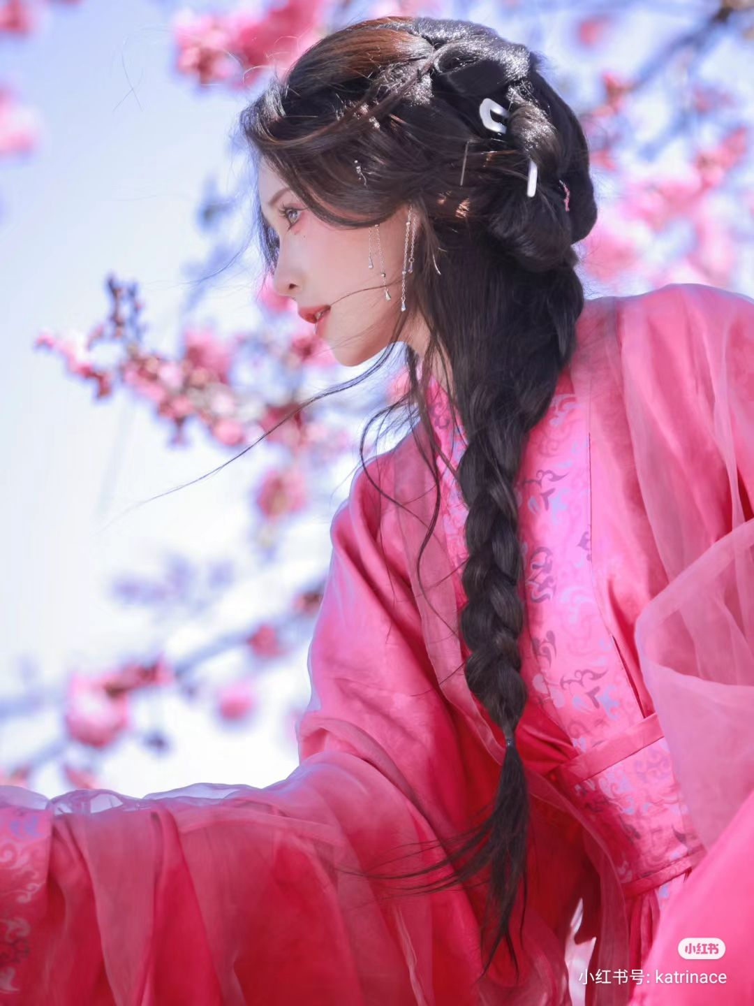Embracing Modernity in Traditional Cheongsam:The Evolution of Proper Shoulder Design Embracing Modernity in Traditional Cheongsam:The Evolution of Proper Shoulder Design