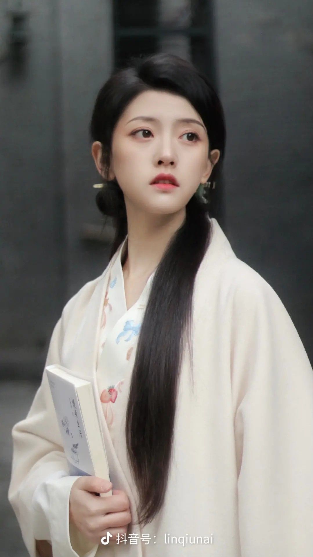 The Charm of Song Dynasty Hanfu for Elementary School Girls The Charm of Song Dynasty Hanfu for Elementary School Girls