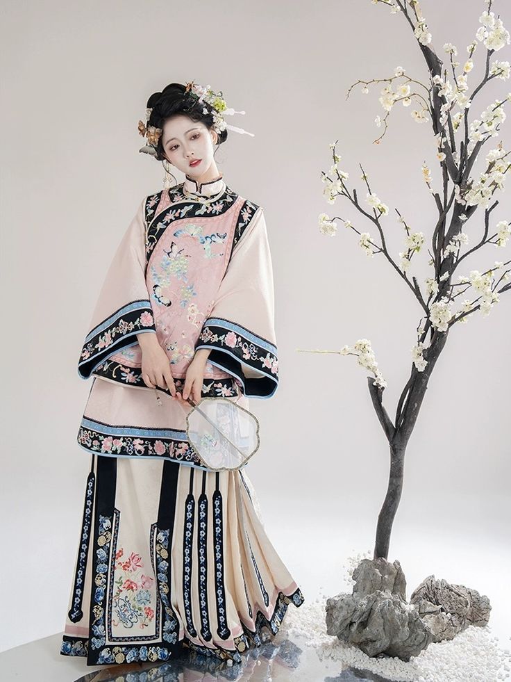 The Elegance of Cheongsam:Merging the Fish Tail Skirt with Lotus Leaf Edges The Elegance of Cheongsam:Merging the Fish Tail Skirt with Lotus Leaf Edges