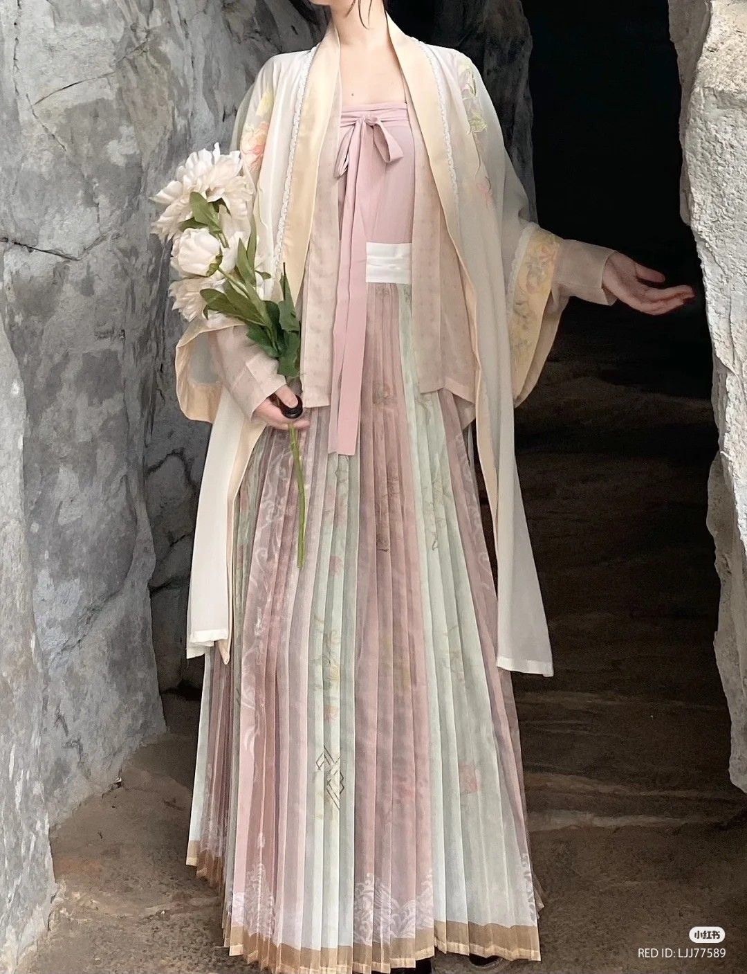 Traditional Cheongsam with Long Skirt:Chinese Style for Students Traditional Cheongsam with Long Skirt:Chinese Style for Students