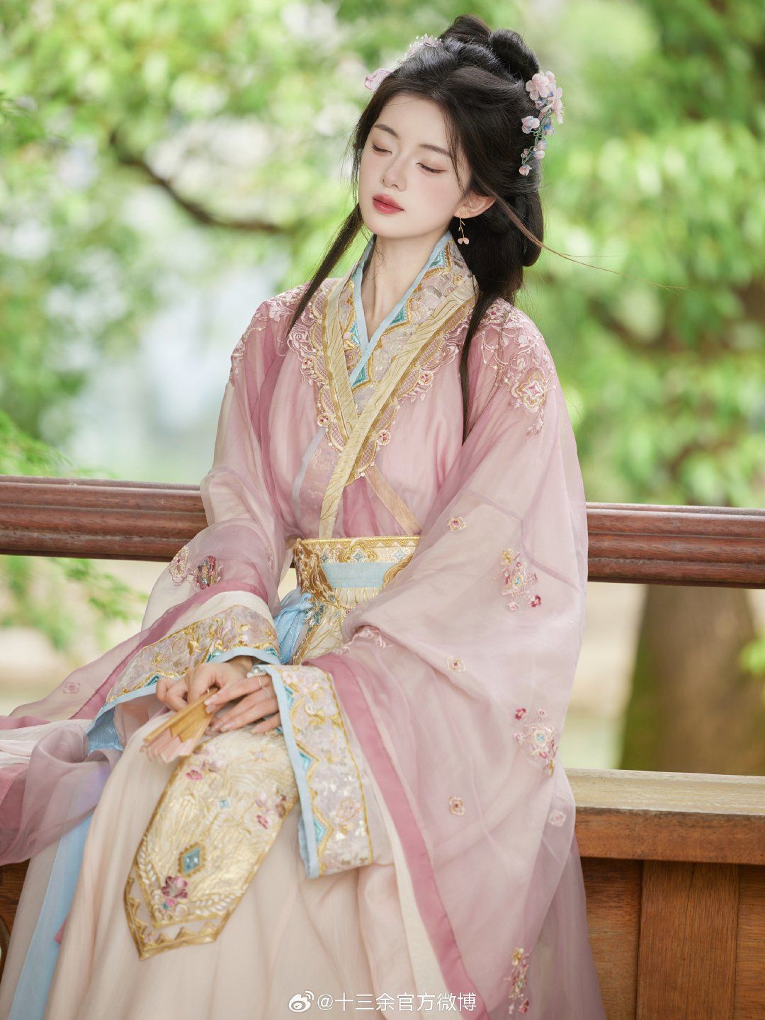Innovating the Cheongsam with Modernized Flying Sleeve Details Innovating the Cheongsam with Modernized Flying Sleeve Details