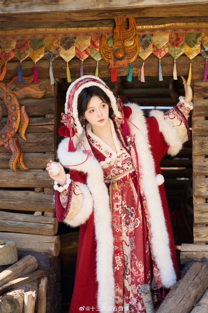 The Splendid Beauty of Qianli Jiangshan Horseface Skirt in Traditional Chinese Clothing The Splendid Beauty of Qianli Jiangshan Horseface Skirt in Traditional Chinese Clothing