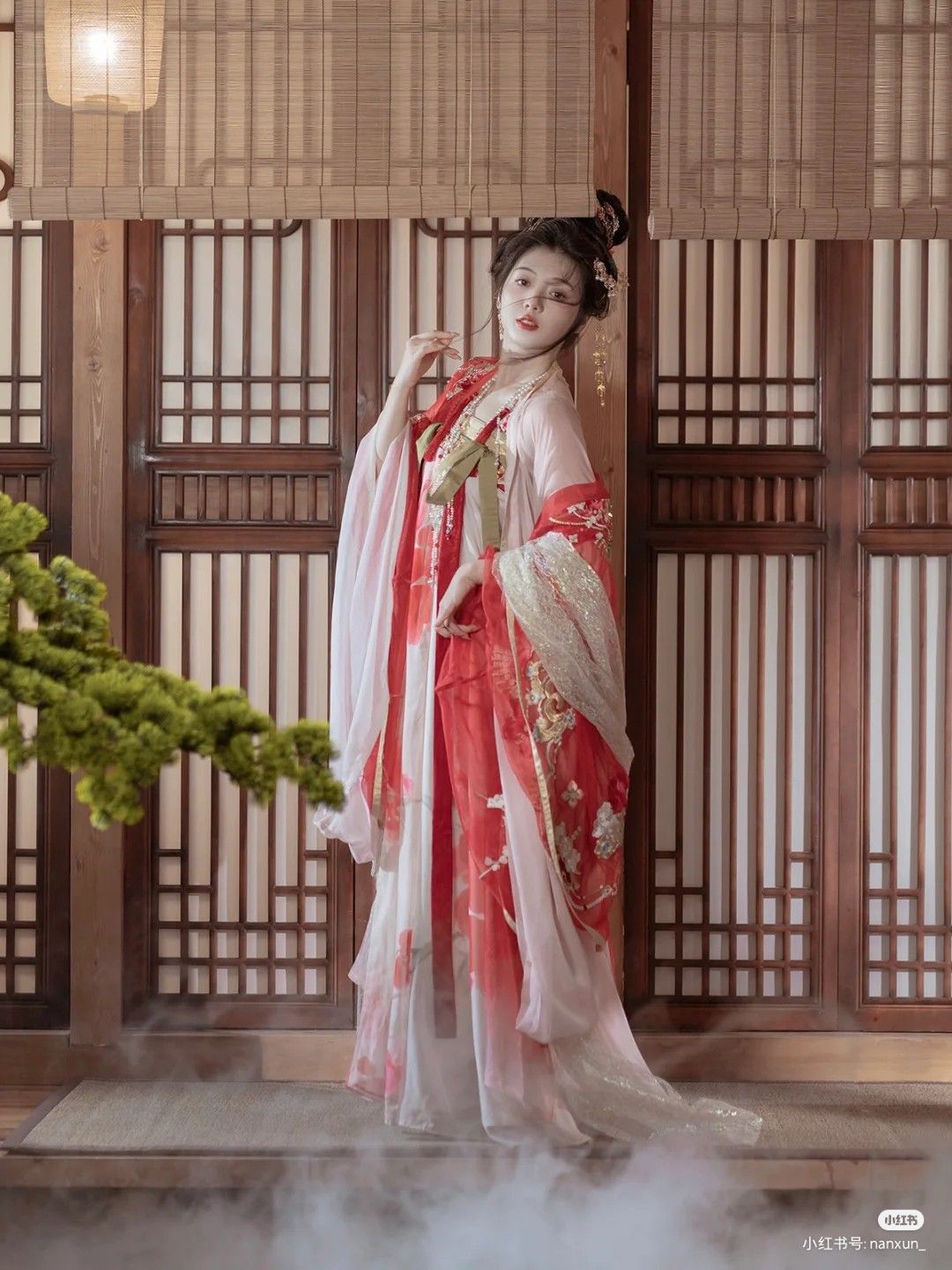 The Integration of Traditional Hanfu with弓袋袖:A Cultural Exploration The Integration of Traditional Hanfu with弓袋袖:A Cultural Exploration