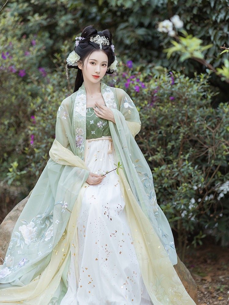 The Enchantment of Traditional Chinese Style in the Elegance of Cheongsam Gowns The Enchantment of Traditional Chinese Style in the Elegance of Cheongsam Gowns