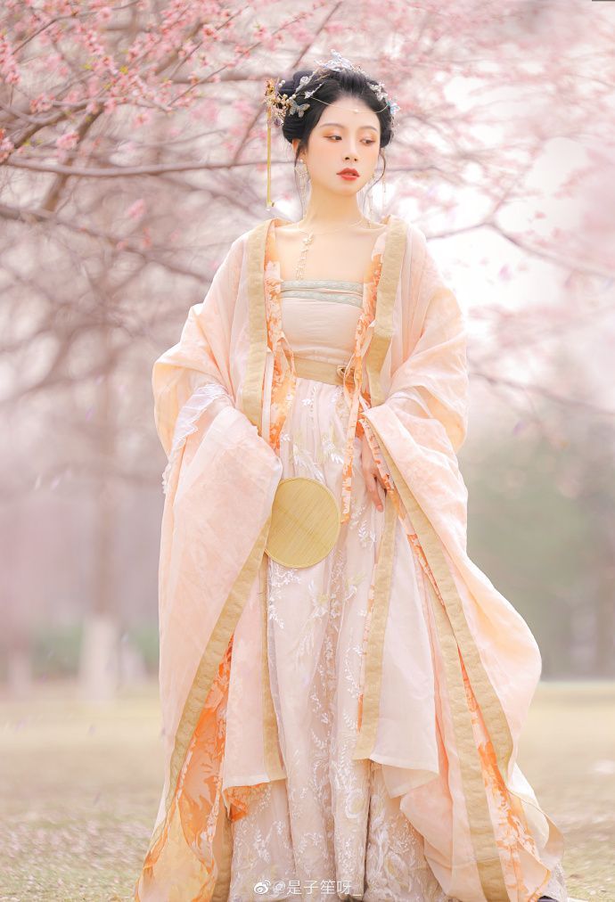 Reinventing the Cheongsam:A New Flattering Style for a Modern Age with a Belly-Covering Charm Reinventing the Cheongsam:A New Flattering Style for a Modern Age with a Belly-Covering Charm