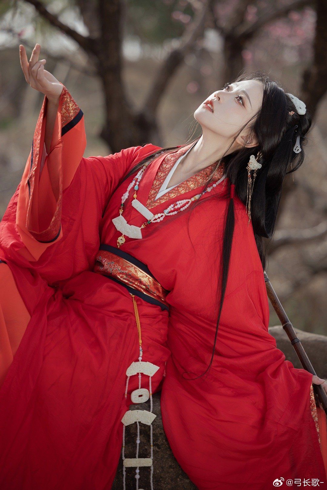 The Rise of鞠婧祎s Hanfu Fashion:Exploring the Charm of the Flower-Adorned Traditional Attire The Rise of鞠婧祎s Hanfu Fashion:Exploring the Charm of the Flower-Adorned Traditional Attire