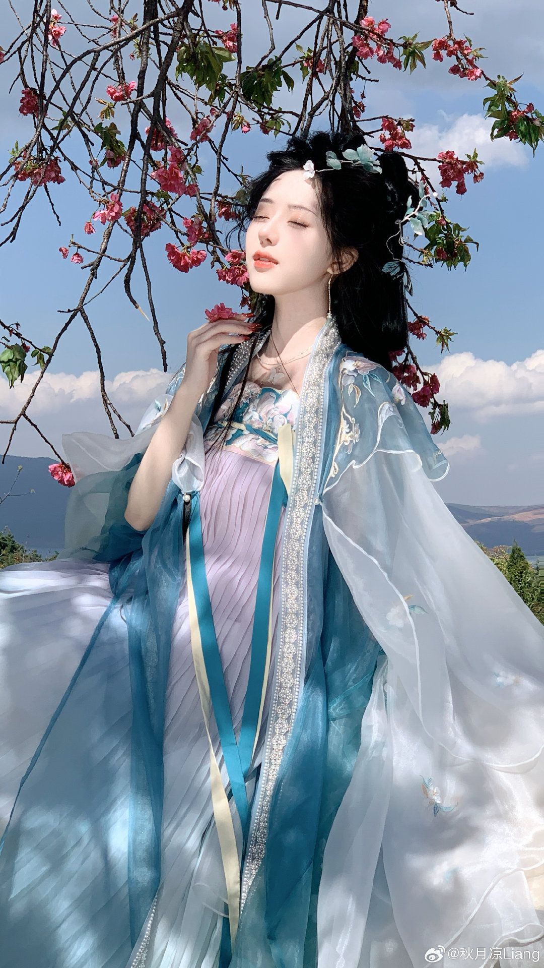 Embracing the Elegance of Qipao in the Painted Landscape of Jiangnan Embracing the Elegance of Qipao in the Painted Landscape of Jiangnan