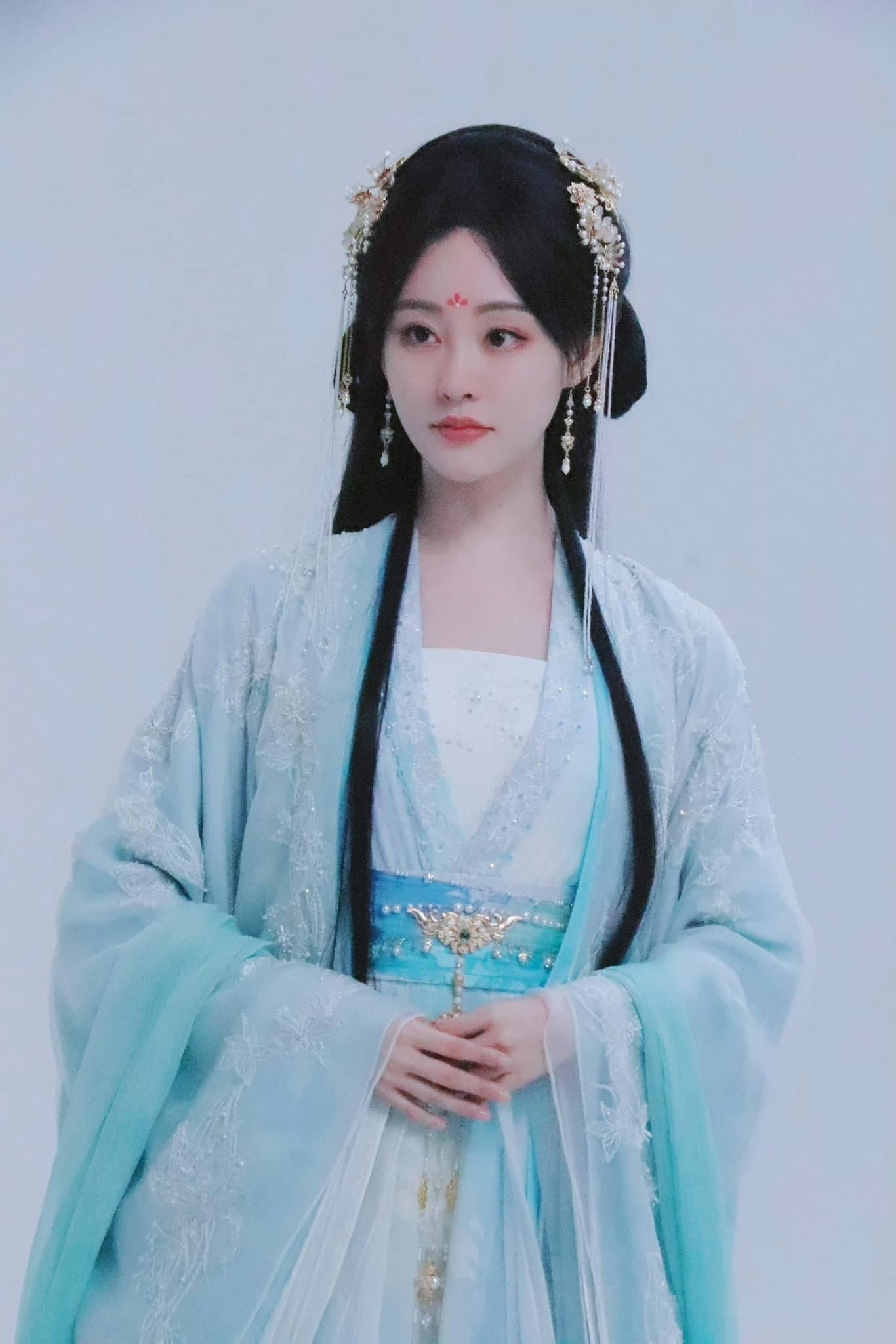 Winter Hanfu Fashion for Elementary School Girls:A Guide to Traditional Chinese Attire Winter Hanfu Fashion for Elementary School Girls:A Guide to Traditional Chinese Attire