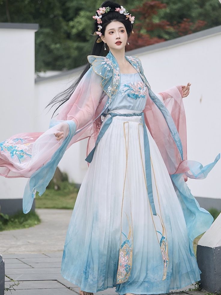 The Legend of Penglai Fairyland and the Splendid Silver-Threaded Horseface Skirt with Inlaid螺钿 The Legend of Penglai Fairyland and the Splendid Silver-Threaded Horseface Skirt with Inlaid螺钿