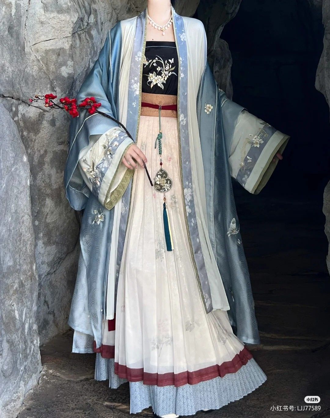 Petite Power:Embracing Hanfu Fashion for the Office Petite Power:Embracing Hanfu Fashion for the Office