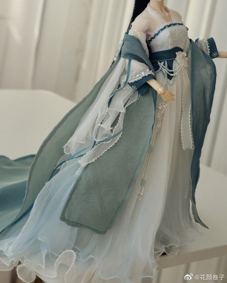 The 13-Year-Old Girl and the Charm of Hanfu Chinese Traditional Clothing) The 13-Year-Old Girl and the Charm of Hanfu Chinese Traditional Clothing)