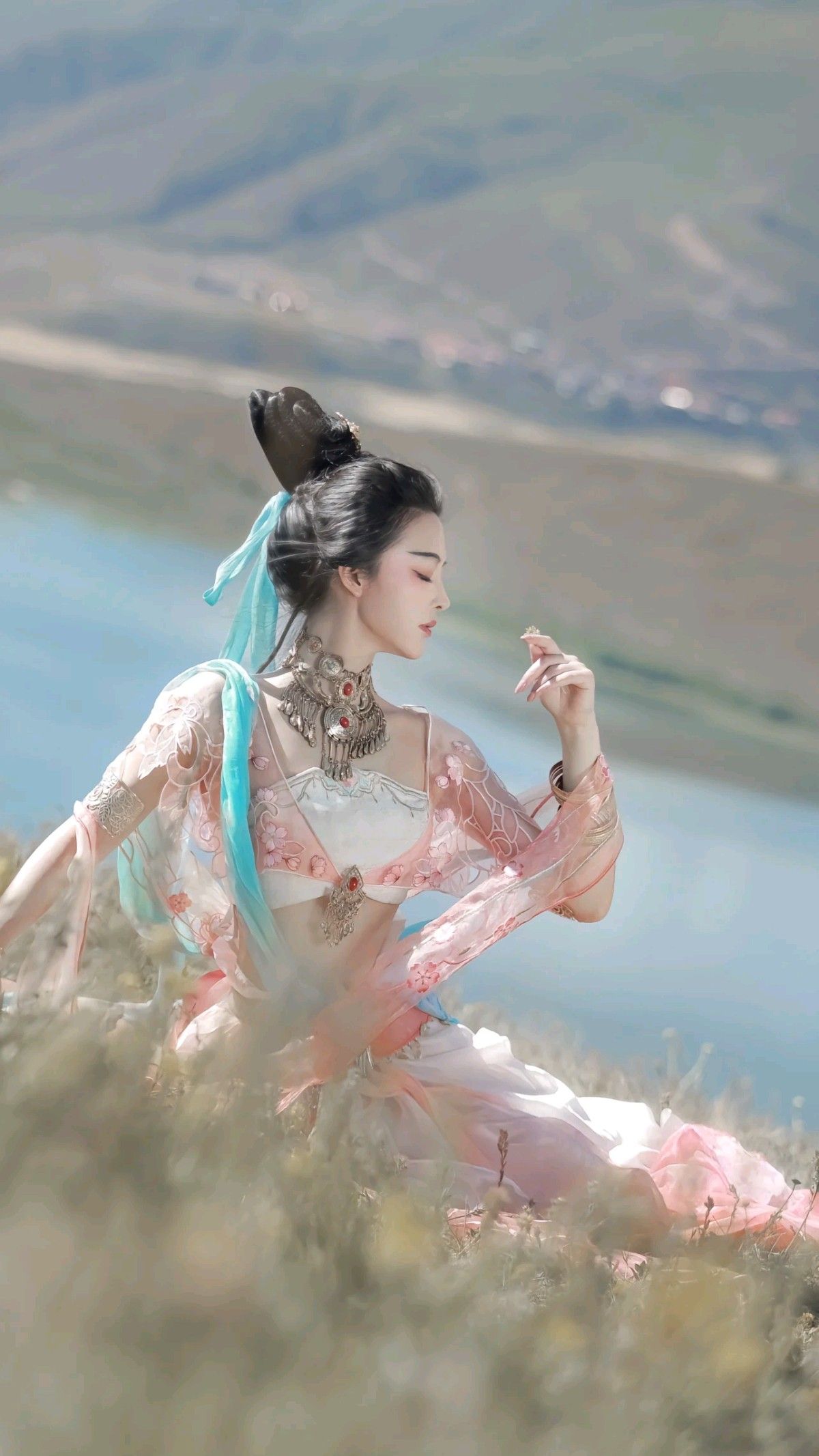 Reinvented Mid-Length Cheongsam Qipao:A Modern Perspective on Traditional Elegance Reinvented Mid-Length Cheongsam Qipao:A Modern Perspective on Traditional Elegance