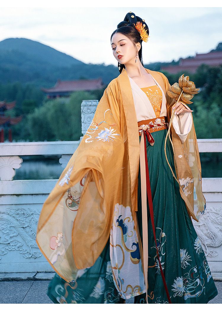 A Fairy-like Girl in Traditional Hanfu Headwear:A Complete Guide to汉服头饰 for Young Girls A Fairy-like Girl in Traditional Hanfu Headwear:A Complete Guide to汉服头饰 for Young Girls