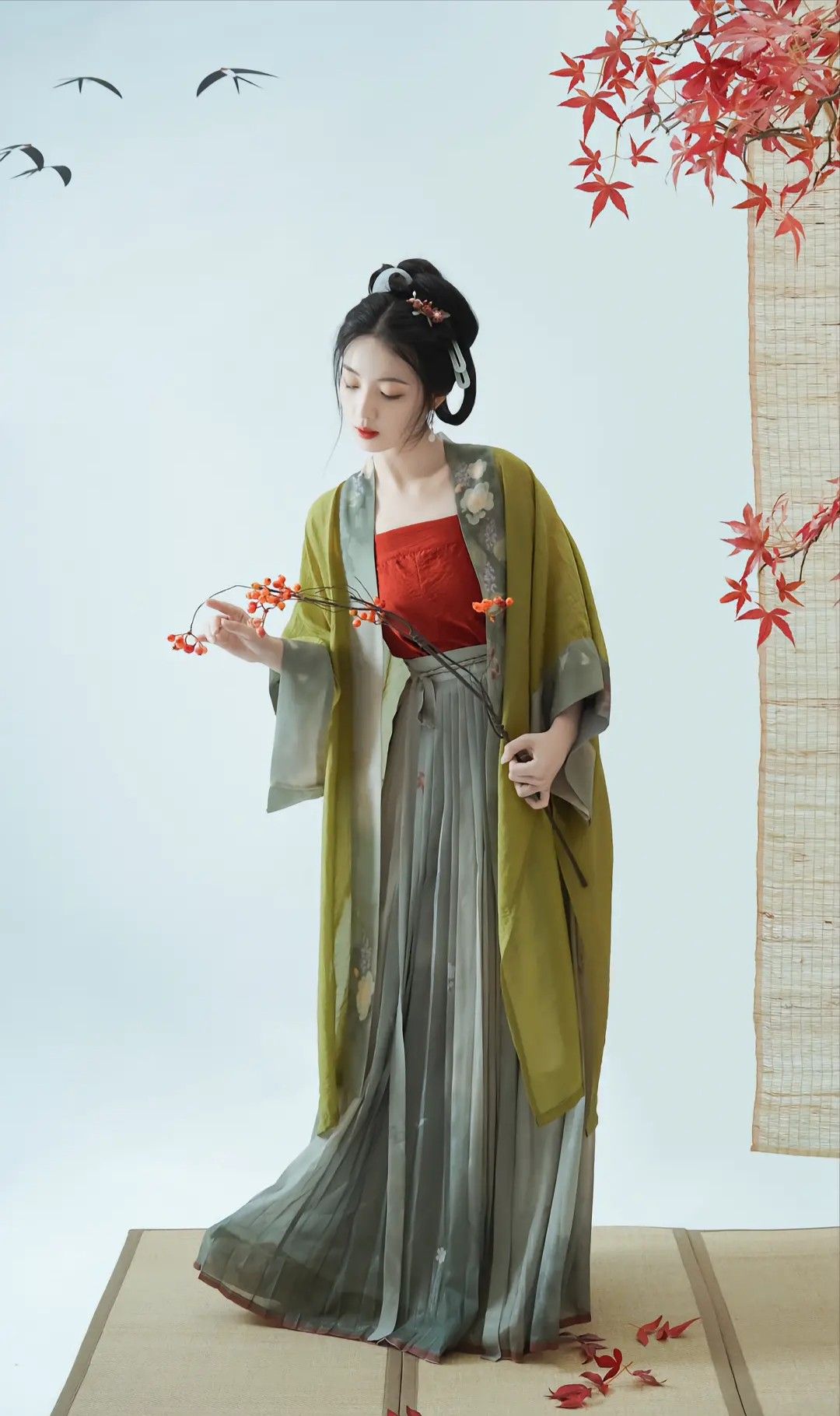 Embracing the New Sino-Modern Cheongsam with its Mien-style Horseface Skirt Embracing the New Sino-Modern Cheongsam with its Mien-style Horseface Skirt