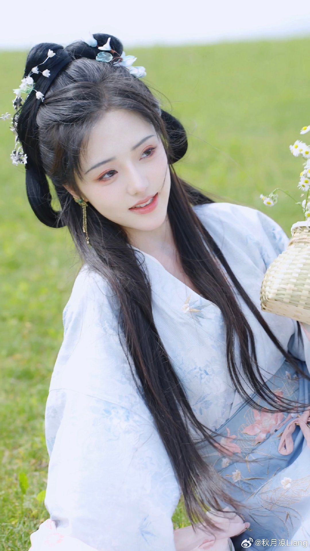 The Blue Hanfu Student:Embracing Traditional Chinese Fashion on Campus The Blue Hanfu Student:Embracing Traditional Chinese Fashion on Campus