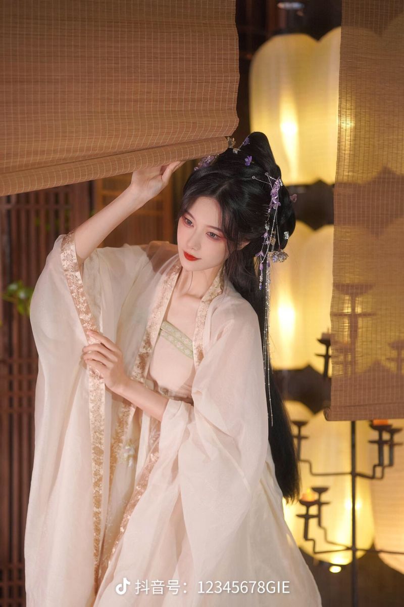 The Allure of Hanfu Fashion:Exploring the Popularity of Bai Luo Hengs Style The Allure of Hanfu Fashion:Exploring the Popularity of Bai Luo Hengs Style