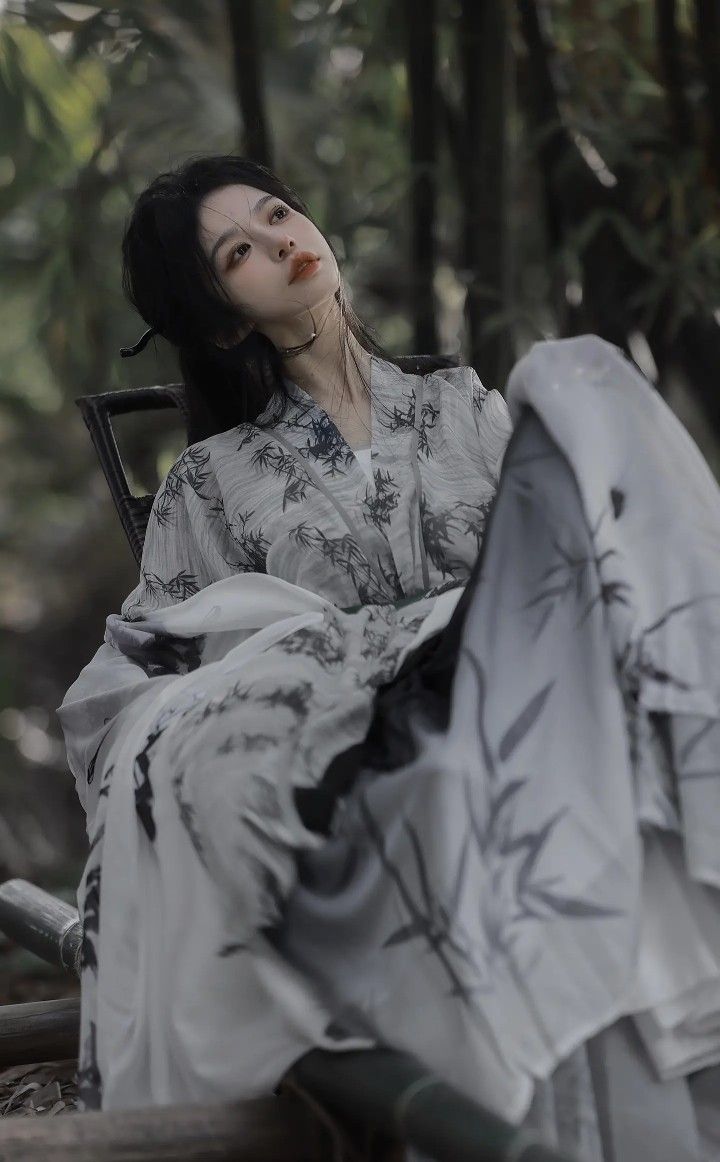Winter Boots for Women in Traditional Hanfu Style:Embroidered Shoes with a Touch of Splendor Winter Boots for Women in Traditional Hanfu Style:Embroidered Shoes with a Touch of Splendor