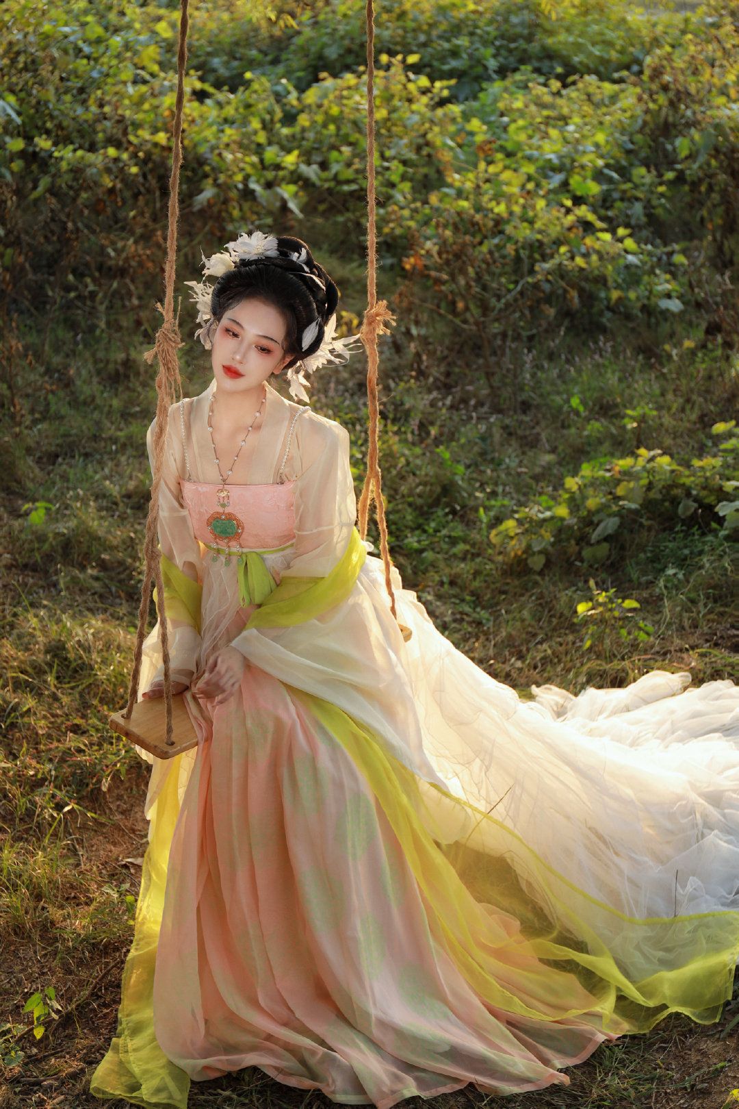 Nightclub Elegance:The Allure of Qipao in the Dark Nightclub Elegance:The Allure of Qipao in the Dark