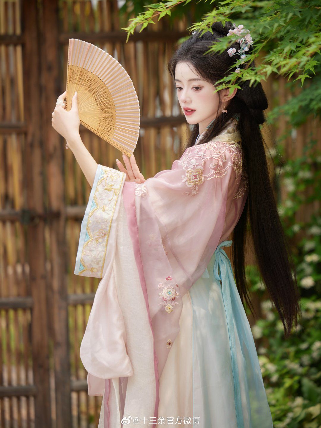 Ethereal Beauty in Glass-like Hansfu:The Enchantment of Glass-Inlaid Traditional Chinese Clothing Ethereal Beauty in Glass-like Hansfu:The Enchantment of Glass-Inlaid Traditional Chinese Clothing